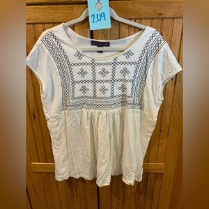 Gloria Vanderbilt White Top with Blue Embroidery